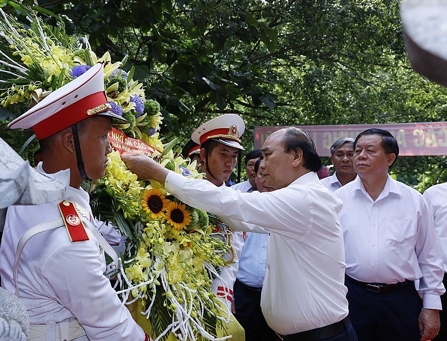 Chùm ảnh: Chủ tịch nước dâng hương tại đền thờ liệt sỹ tại Hang 8 thanh niên xung phong