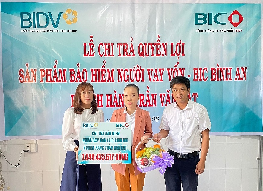 BIC trao hơn 1 tỷ đồng quyền lợi bảo hiểm cho khách hàng vay vốn tại Bến Tre