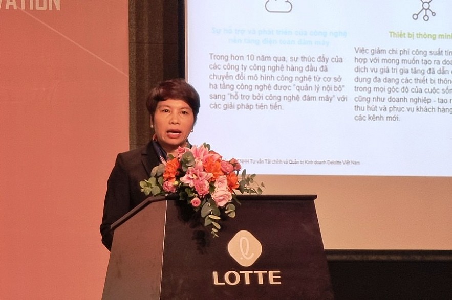 Tổng Giám đốc Deloitte Việt Nam Trần Thị Ngọc Thúy chỉ ra những thách thức, khó khăn trong chuyển đổi số lĩnh vực tài chính. Ảnh Đỗ Doãn