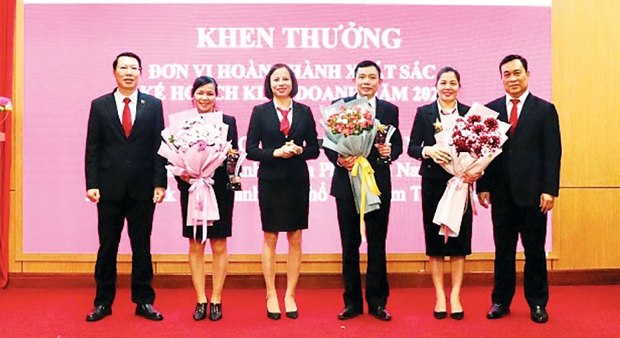 Giám đốc Agribank Chi nhánh Nam Thái Nguyên trao tặng các danh hiệu thi đua đối với tập thể, cá nhân đã có thành tích xuất sắc trong năm 2021. Ảnh: PHẠM HẰNG