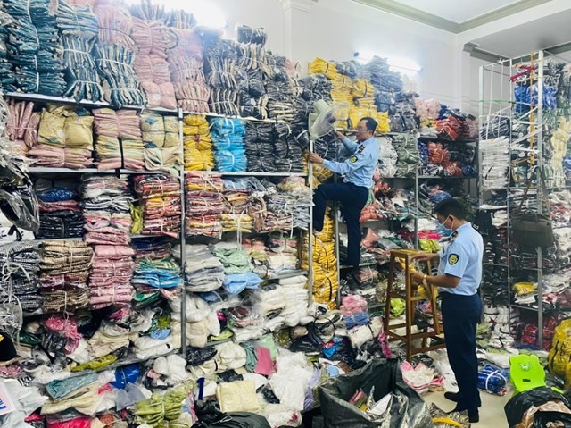 Đắk Lắk: Thu giữ khối lượng lớn quần áo trốn thuế rao bán trên mạng