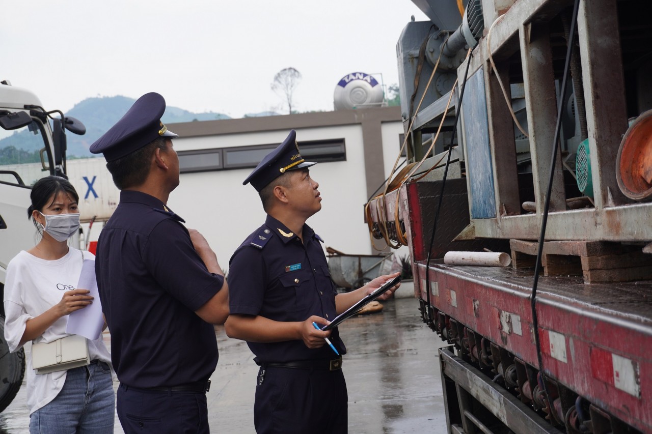 Công chức hải quan kiểm tra hàng hóa nhập khẩu. Ảnh: Hồng Vân.