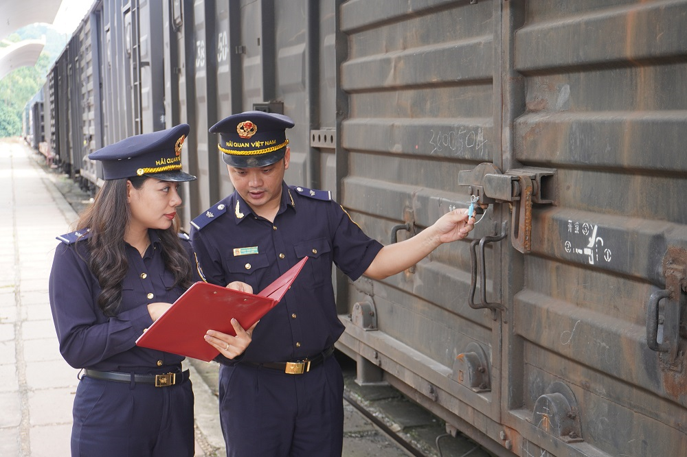 Công chức Chi cục Hải quan ga đường sắt quốc tế Đồng Đăng kiểm tra tàu hàng. Ảnh: Hồng Vân.