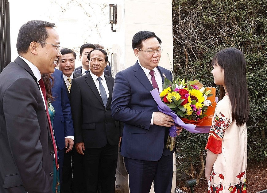 Chủ tịch Quốc hội gặp gỡ cán bộ, nhân viên đại sứ quán và cộng đồng người Việt