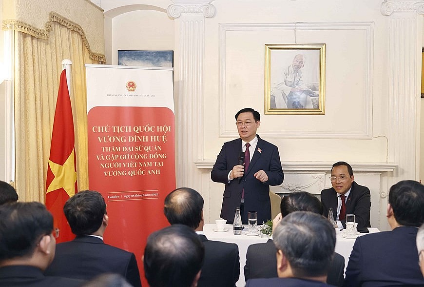Chủ tịch Quốc hội gặp gỡ cán bộ, nhân viên đại sứ quán và cộng đồng người Việt