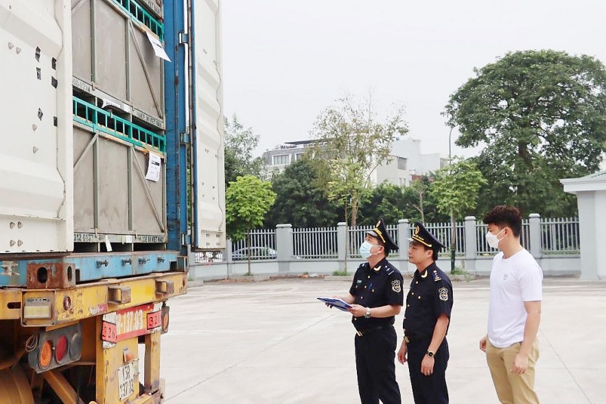 Cán bộ Cục Hải quan tỉnh Bắc Ninh thực hiện thông quan hàng hóa cho doanh nghiệp. Ảnh: Mạnh Quân