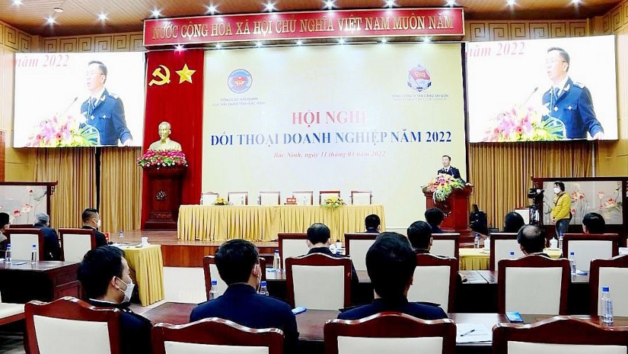 Cục trưởng Cục Hải quan tỉnh Bắc Ninh Trần Đức Hùng phát biểu tại hội nghị đối thoại doanh nghiệp diễn ra vào tháng 3/2022. Ảnh: Mạnh Quân