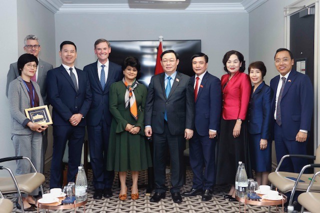 Chủ tịch Quốc hội Vương Đình Huệ gặp mặt các lãnh đạo của Prudential trong chuyến viếng thăm tại Vương quốc Anh