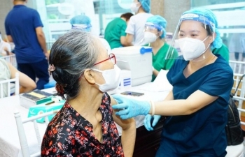 Thủ tướng chỉ đạo đẩy nhanh tiêm vaccine phòng COVID-19 mũi 3, mũi 4