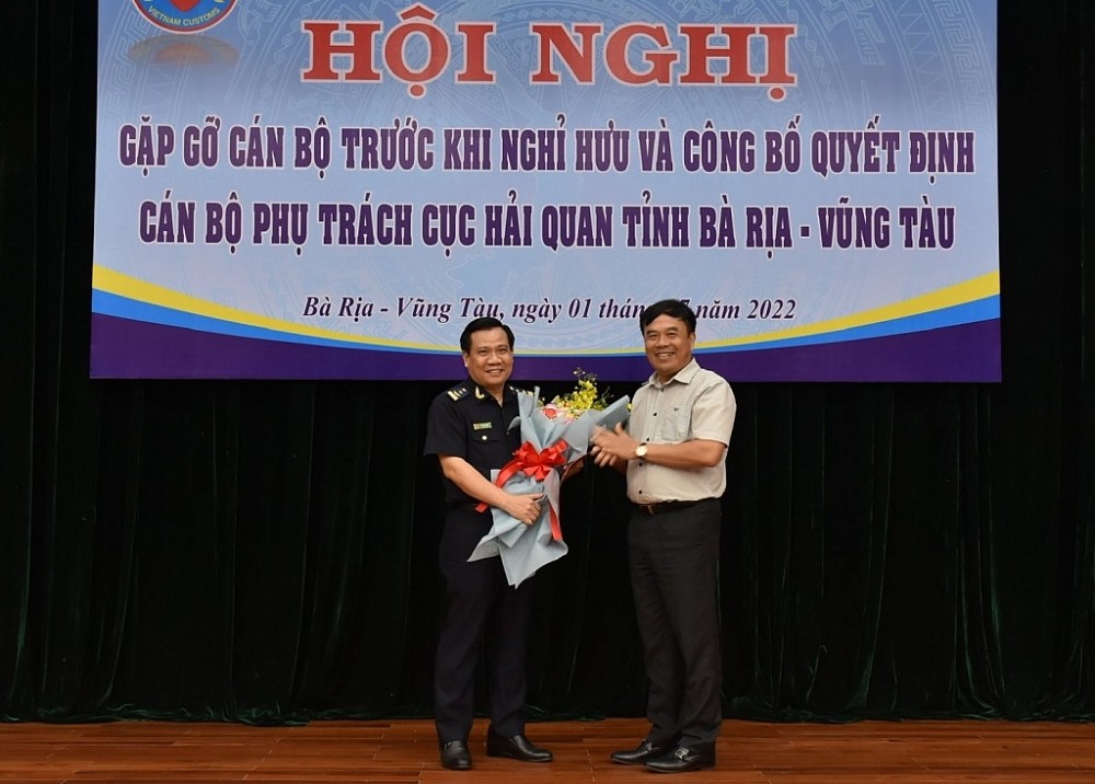 Phó tổng cục trưởng Nguyễn Văn Thọ trao quyết định cho ông Lê Văn Thung.