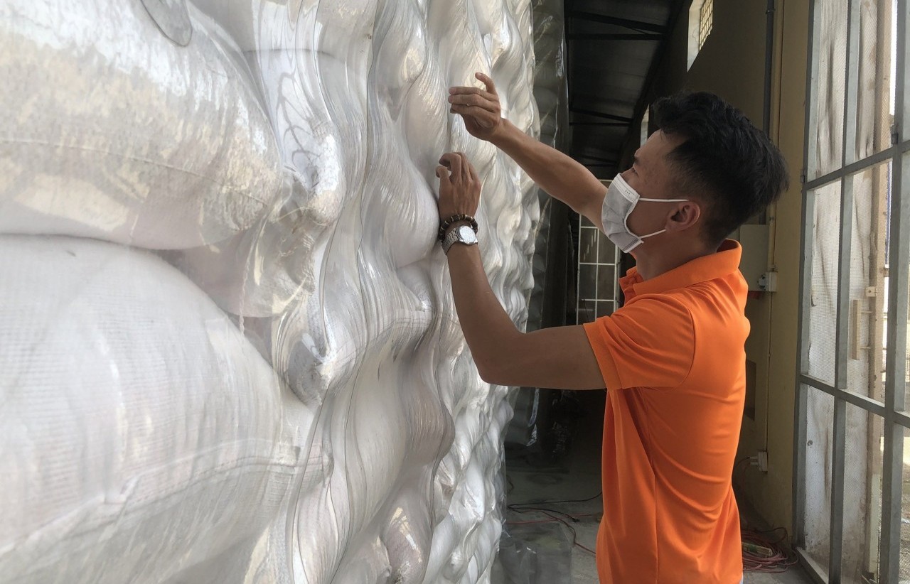 Hoàn thành nhập gạo dự trữ, xuất cấp kịp thời hỗ trợ người dân
