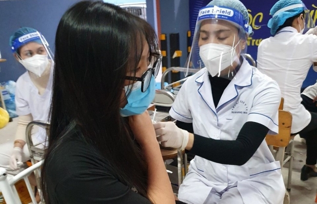 Còn nhiều tỉnh, thành phố chậm tiêm vắc-xin phòng Covid-19 mũi 3, mũi 4