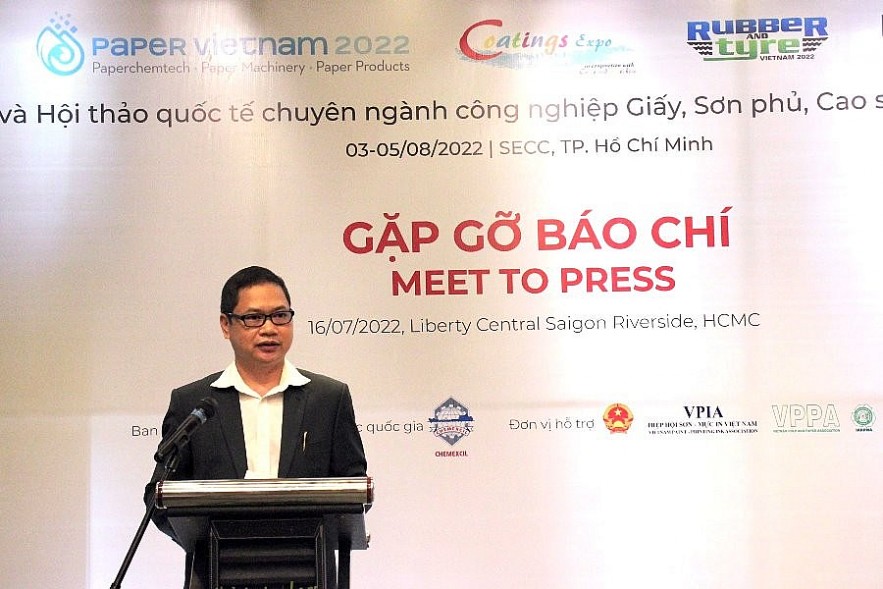 Đại diện Ban Tổ chức chia sẻ thông tin về các buổi triển lãm quốc tế. Ảnh Đỗ Doãn