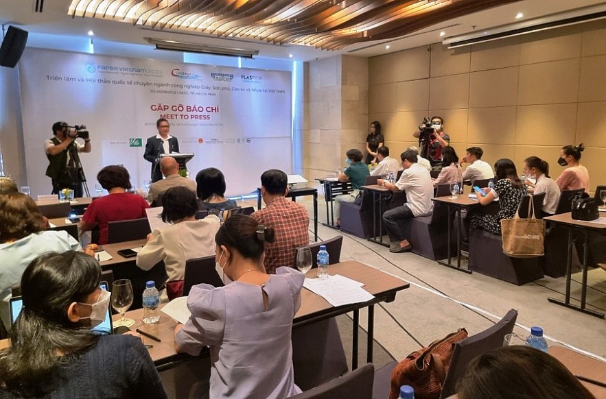 Toàn cảnh buổi họp báo về 4 triển lãm quốc tế ngành Nhựa, Sơn phủ, Cao su và Giấy. Ảnh Đỗ Doãn