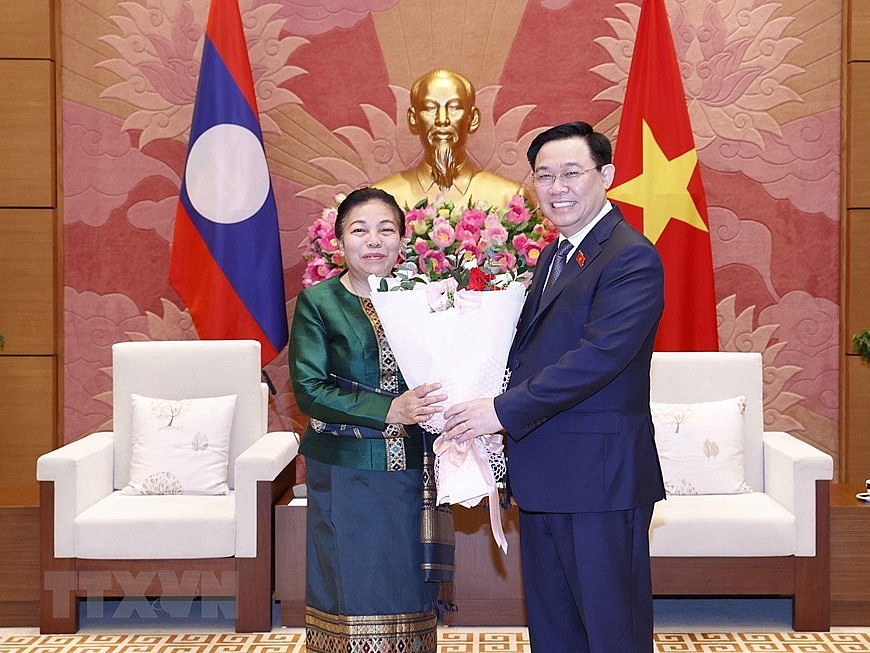 Chủ tịch Quốc hội Vương Đình Huệ tiếp Phó Chủ tịch Quốc hội Lào Sounthon Xayachak