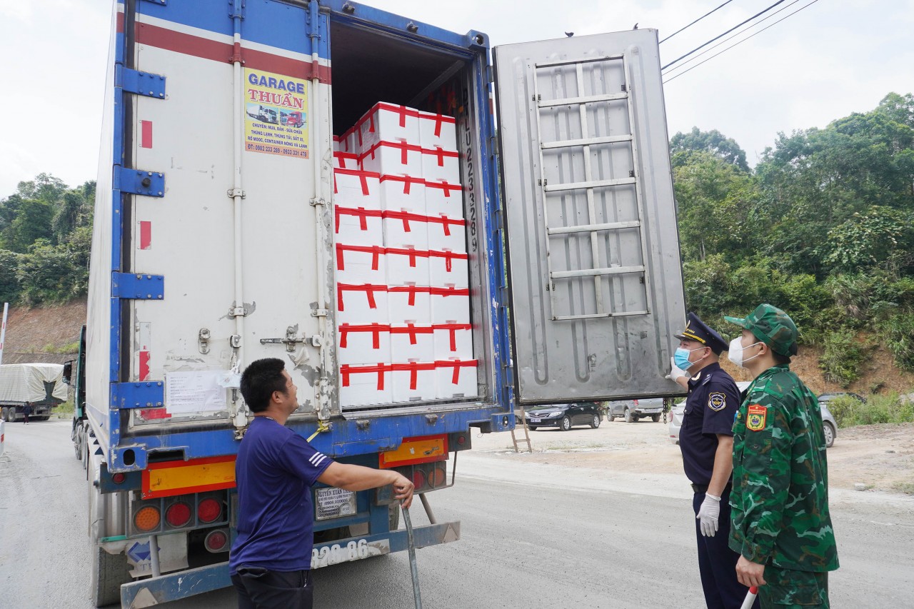 Lực lượng hải quan và biên phòng phối hợp kiểm tra phương tiện, hàng hóa nhập khẩu tại cửa khẩu Hữu Nghị. Ảnh: Hồng Vân.