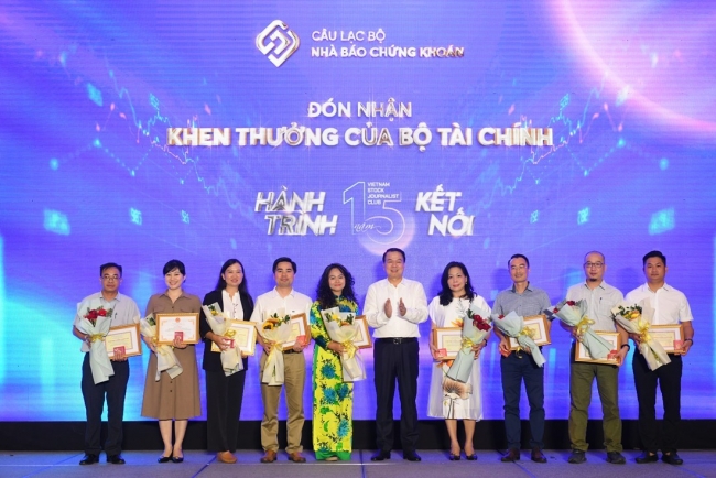 Mong muốn các nhà báo tiếp tục làm tốt nhiệm vụ, đóng góp cho sự phát triển của lĩnh vực tài chính – chứng khoán