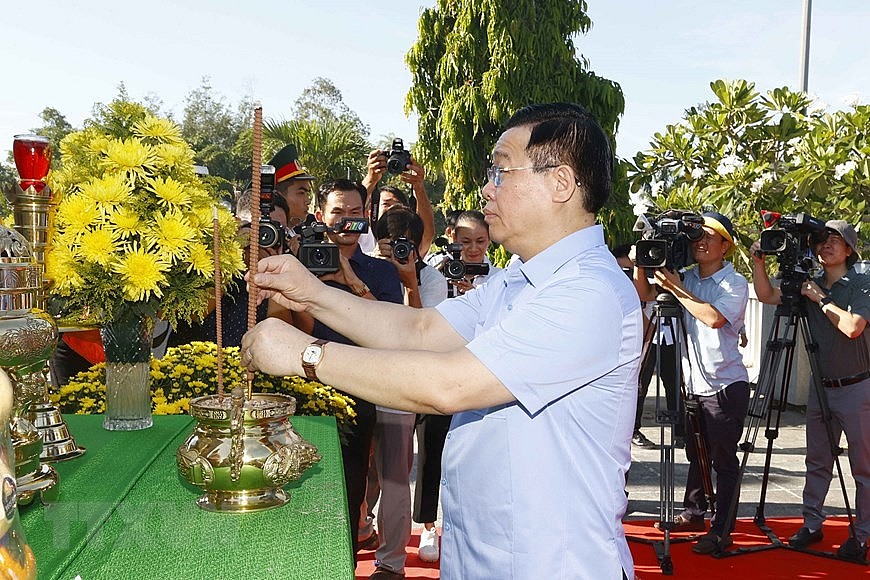 Chủ tịch Quốc hội Vương Đình Huệ dâng hương tại Nghĩa trang Liệt sỹ thành phố Quảng Ngãi