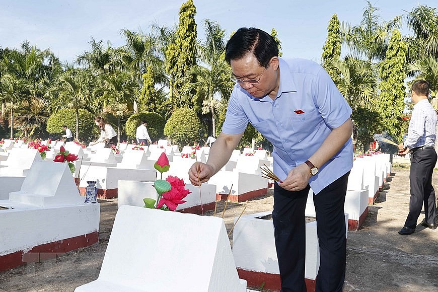 Chủ tịch Quốc hội Vương Đình Huệ dâng hương tại Nghĩa trang Liệt sỹ thành phố Quảng Ngãi