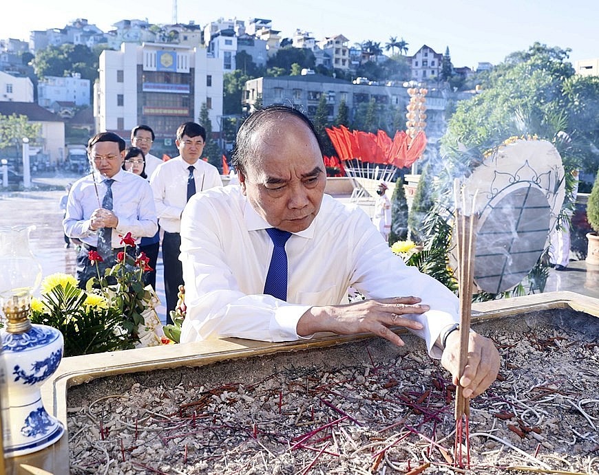 Chủ tịch nước Nguyễn Xuân Phúc tri ân các Anh hùng liệt sỹ tỉnh Quảng Ninh