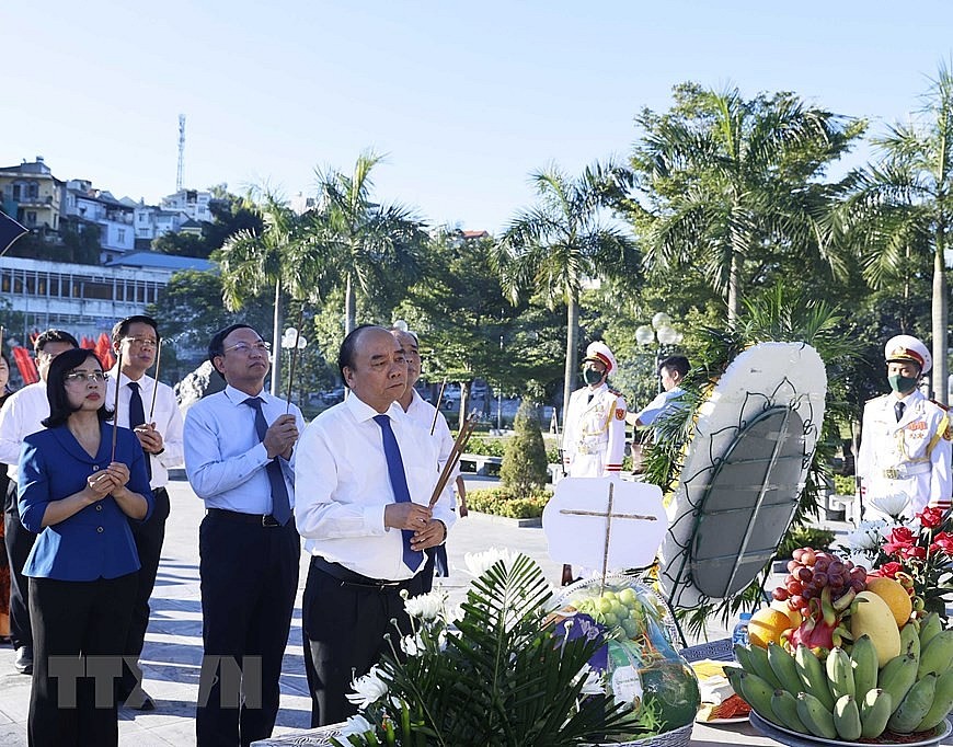 Chủ tịch nước Nguyễn Xuân Phúc tri ân các Anh hùng liệt sỹ tỉnh Quảng Ninh