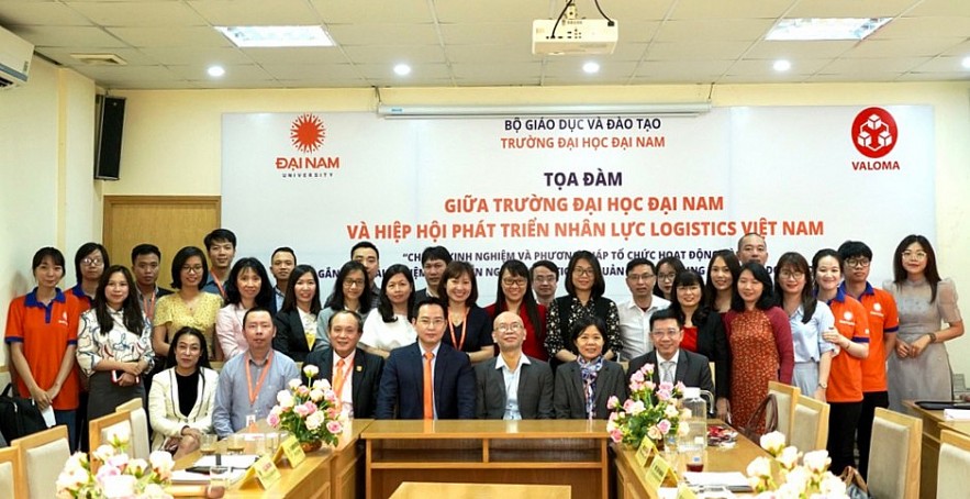 Thành lập quỹ học bổng dành cho sinh viên xuất sắc ngành logistics