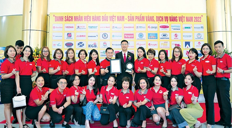 Các thành viên Dai-ichi Life Việt Nam tại lễ trao giải “Top 10 dịch vụ vàng Việt Nam 2022”. Ảnh: Hà Phan
