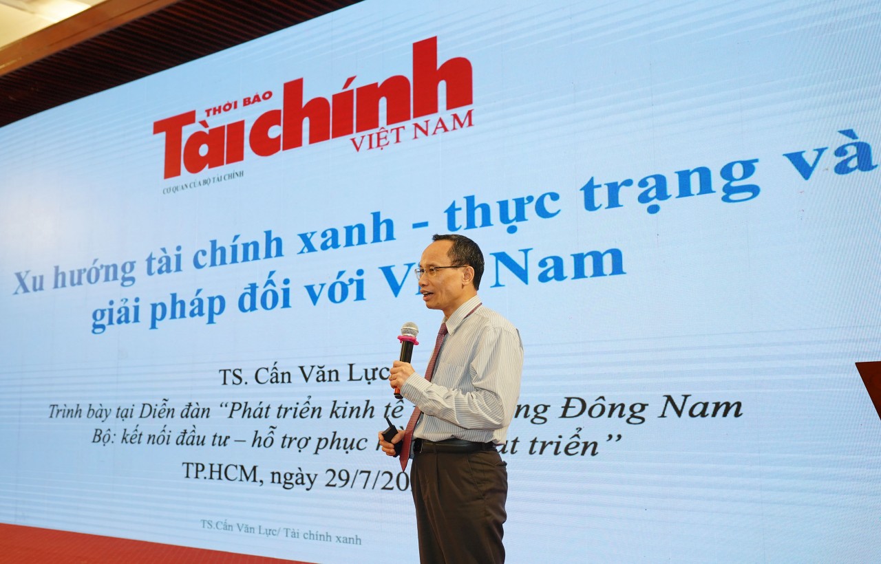 TS. Cấn Văn Lực chia sẻ tại diễn đàn.