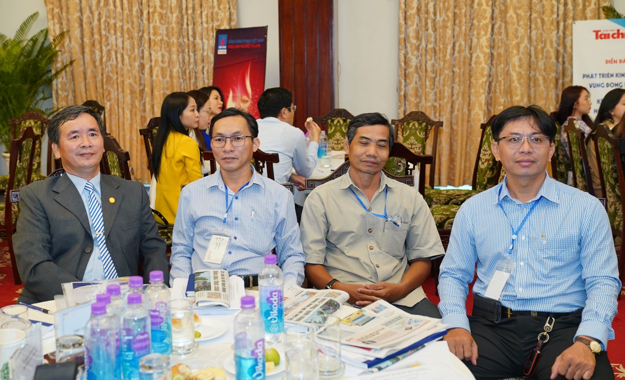 Ông Nguyễn Đức Nghĩa (ngoài cùng bên trái) và đại diện các doanh nghiệp TP Hồ Chí Minh có mặt tại diễn đàn.