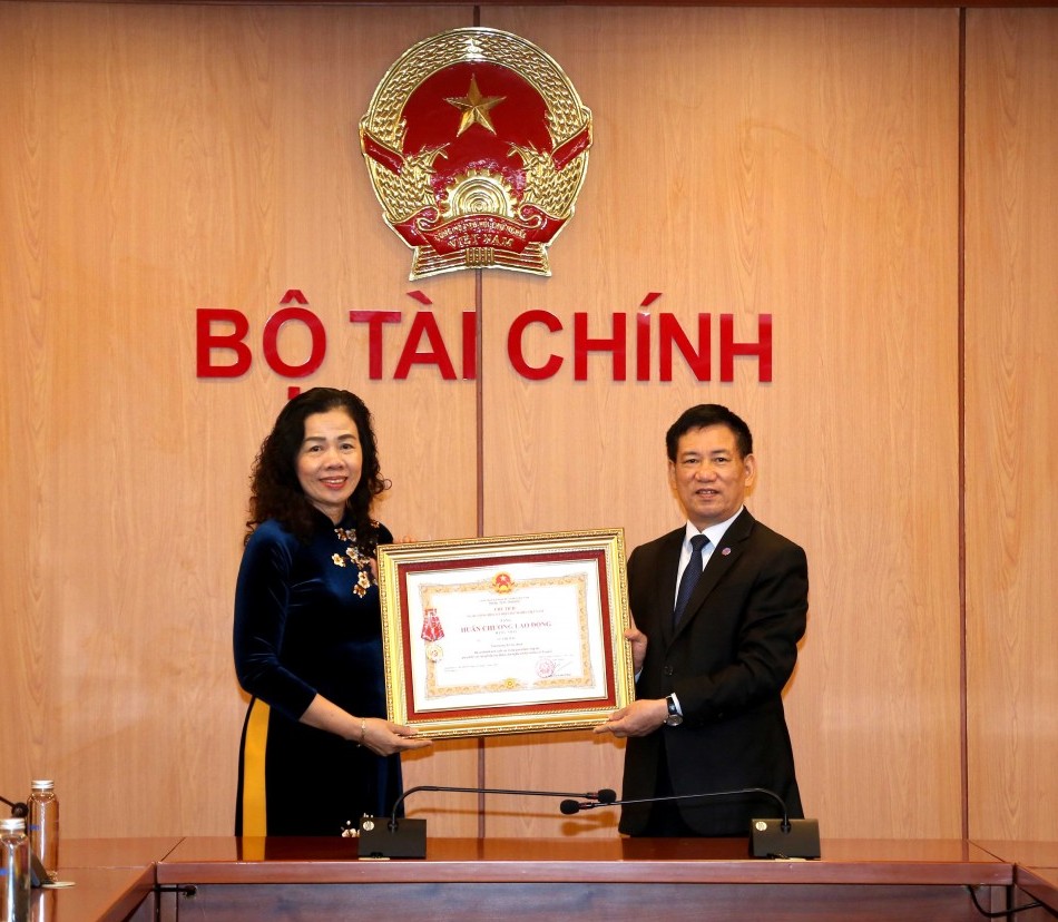 Thứ trưởng Vũ Thị Mai đón nhận Huân chương Lao động hạng Nhất