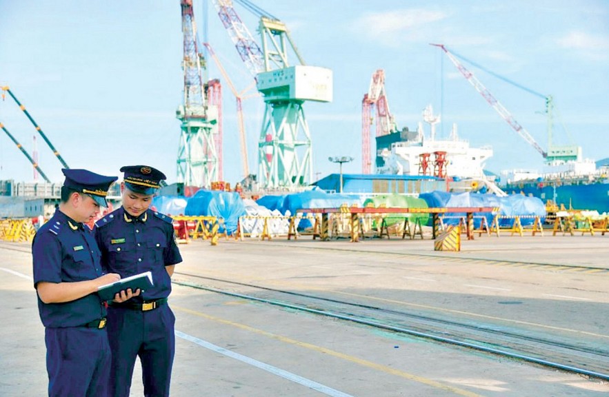 Công chức Cục Hải quan Khánh Hòa khảo sát hoạt động tại cảng Nhà máy tàu biển Huyndai- Vinashin. Ảnh: Phương Hà