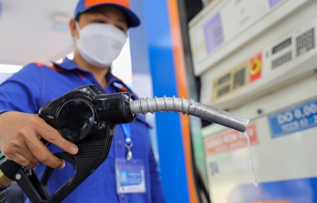 Bộ Tài chính khẩn trương trình nhiều giải pháp thuế để giảm giá xăng dầu