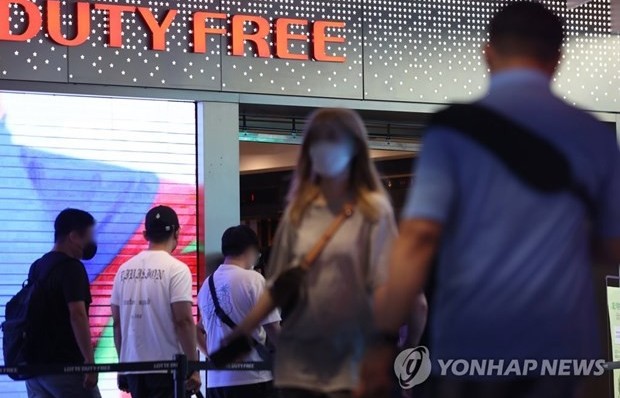 Hàn Quốc nâng giới hạn mua hàng miễn thuế cho du khách lên 800 USD