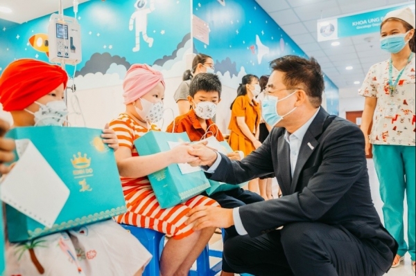 Shinhan Life Việt Nam tiếp tục đồng hành cùng bệnh nhi mắc bệnh ung thu máu