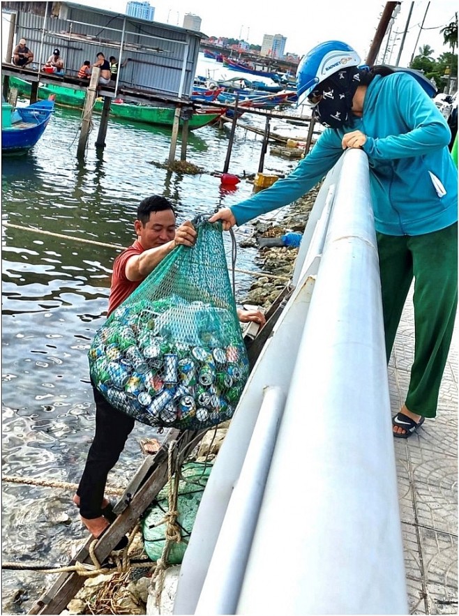 Biến rác thải thành tiền từ các đoàn tàu đánh cá