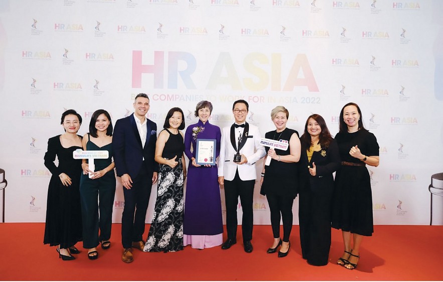 Đội ngũ Manulife Việt Nam chụp hình cùng Ban tổ chức HR Asia Awards. Ảnh: Hà Phan