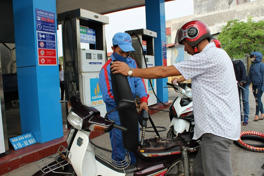 Giá xăng đứng im, giá dầu tăng hơn 700 đồng/lít