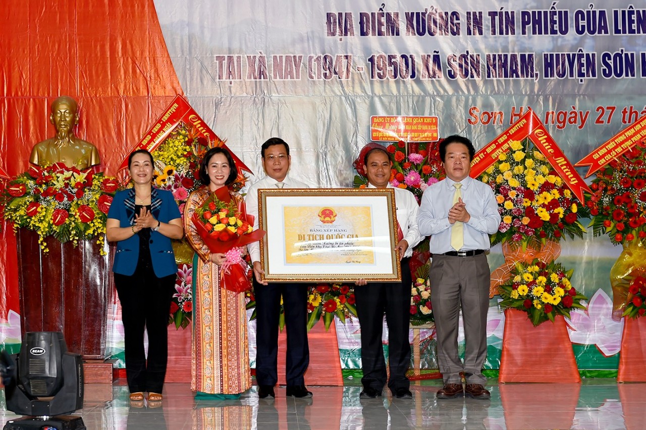 Phó Bí thư Tỉnh ủy Quảng Ngãi Đinh Thị Hồng Minh trao Bằng xếp hạng Di tích lịch sử quốc gia cho Chính quyền UBND huyện Sơn Hà.