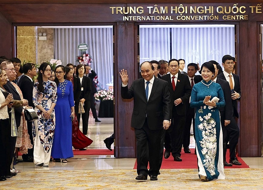 Hãy cùng chúng tôi chiêm ngưỡng hình ảnh Chủ tịch Nguyễn Xuân Phúc - người đang dẫn dắt đất nước Việt Nam đi tới một tương lai rực rỡ và phồn thịnh hơn bao giờ hết.