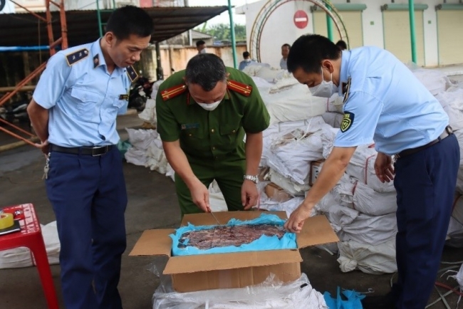 Lạng Sơn: Bắt giữ vụ vận chuyển 86 tấn thực phẩm đông lạnh không rõ nguồn gốc