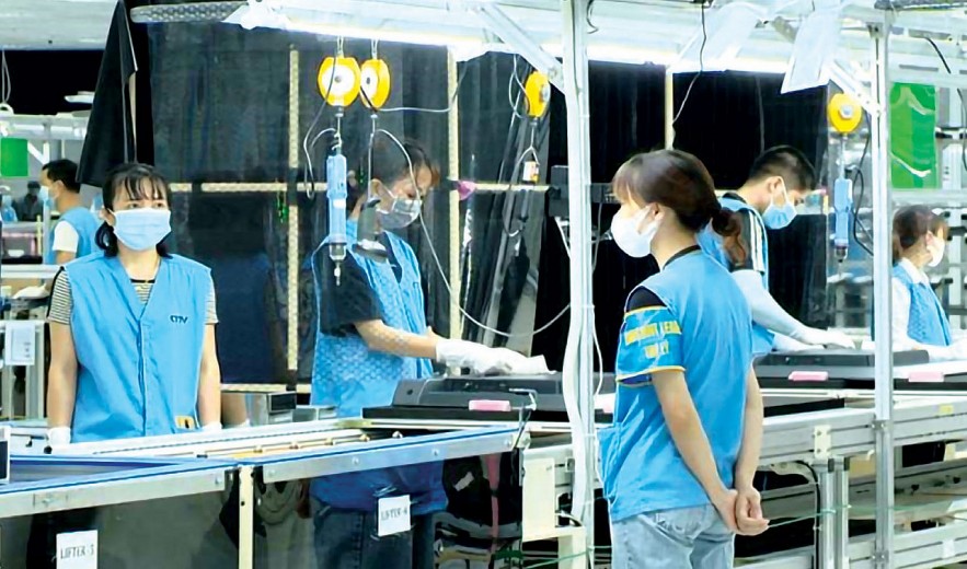 Công nhân Nhà máy S-Việt Nam của Tập đoàn Foxconn tại khu công nghiệp Đông Mai (TX Quảng Yên) tỉnh Quảng Ninh, lắp ráp màn hình tinh thể lỏng công nghệ cao.