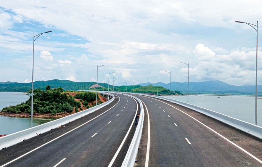 Mặt cầu Vân Tiên, tuyến cao tốc Vân Đồn - Móng Cái khánh thành dịp 2/9/2022. Ảnh: PV