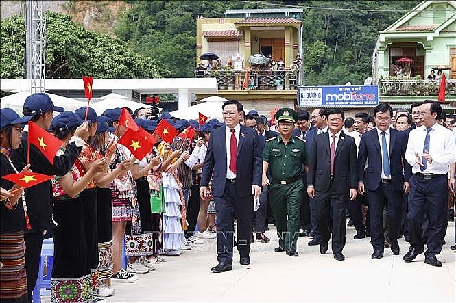 Hình ảnh Chủ tịch Quốc hội dự Lễ khai giảng tại Nghệ An