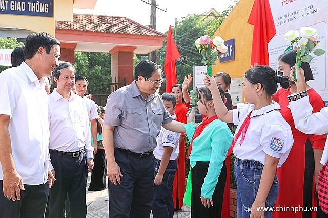 Thủ tướng: Không để bất cứ học sinh nào không được tới trường, không có sách giáo khoa