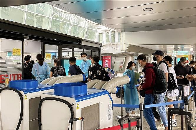 COVID-19 thế giới tuần qua: Trung Quốc số ca mắc mới tăng trở lại, nhiều nước cuộc sống đang trở lại bình thường