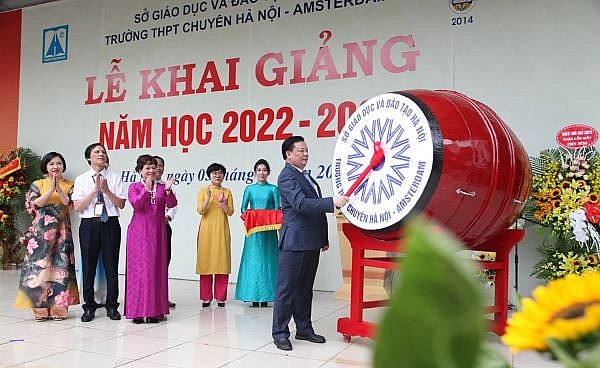 Bí thư Thành uỷ Hà Nội Đinh Tiến Dũng đánh trống khai giảng năm học mới