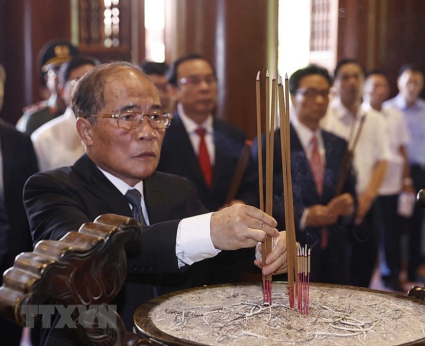 Chủ tịch nước dâng hương tưởng niệm Chủ tịch Hồ Chí Minh ở Nghệ An
