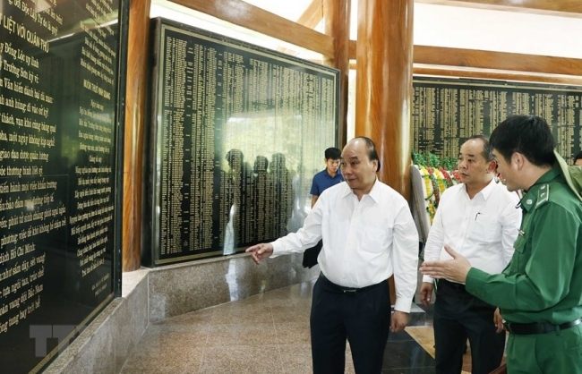 Chủ tịch nước Nguyễn Xuân Phúc dâng hương tưởng niệm tại Ngã ba Đồng Lộc