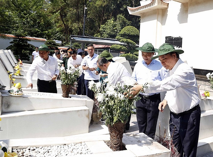 Chủ tịch nước Nguyễn Xuân Phúc dâng hương tưởng niệm tại Ngã ba Đồng Lộc