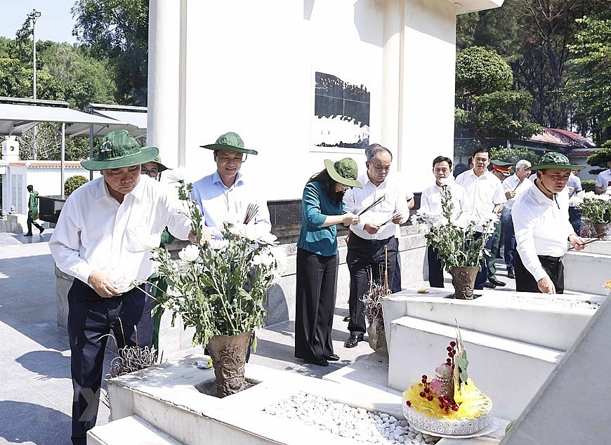 Chủ tịch nước Nguyễn Xuân Phúc dâng hương tưởng niệm tại Ngã ba Đồng Lộc